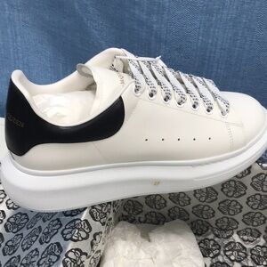 Men's Oversized Sneaker in White/black
